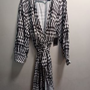 BKACK AND WHITE WRAP DRESS